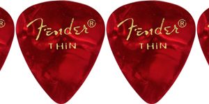 FENDER 351 SHAPE PREMIUM CELLULOID 12-PACK, RED MOTO, THIN